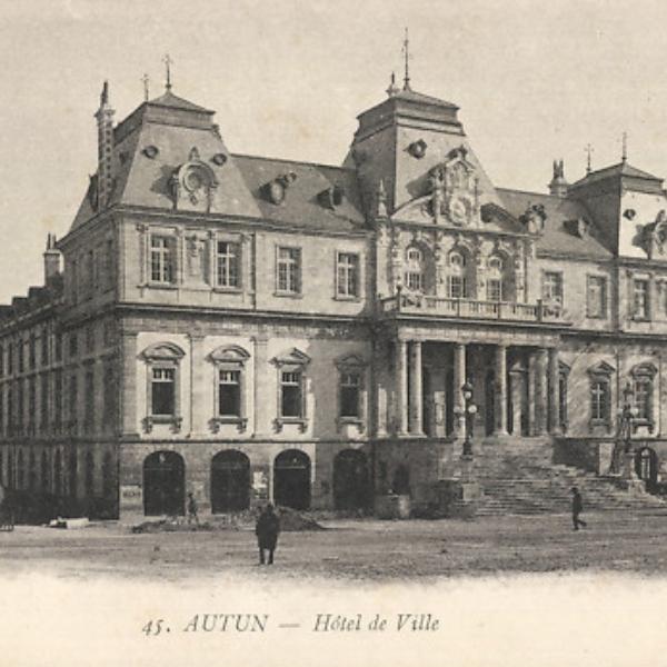 <p><em><strong>City Hall</strong></em>, old postcard</p>
